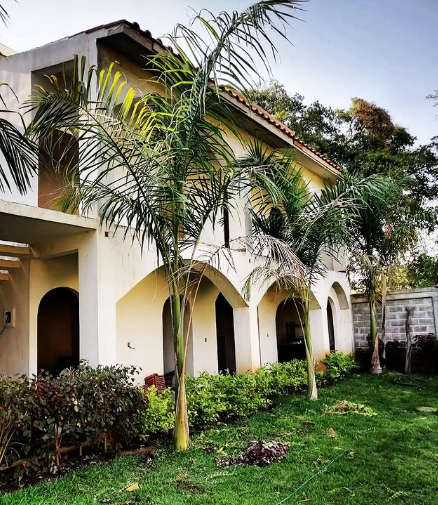 Casa residencial terminada, fachada con cantera rosa