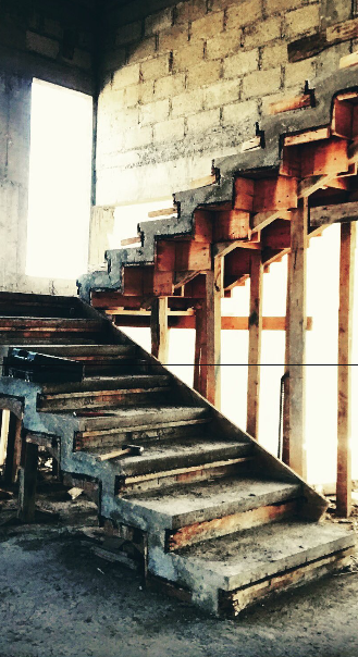 Obra en proceso, estructura de escalera de concreto